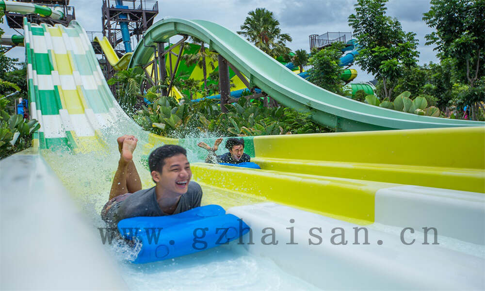 水上狂欢，大型滑梯引领新潮流