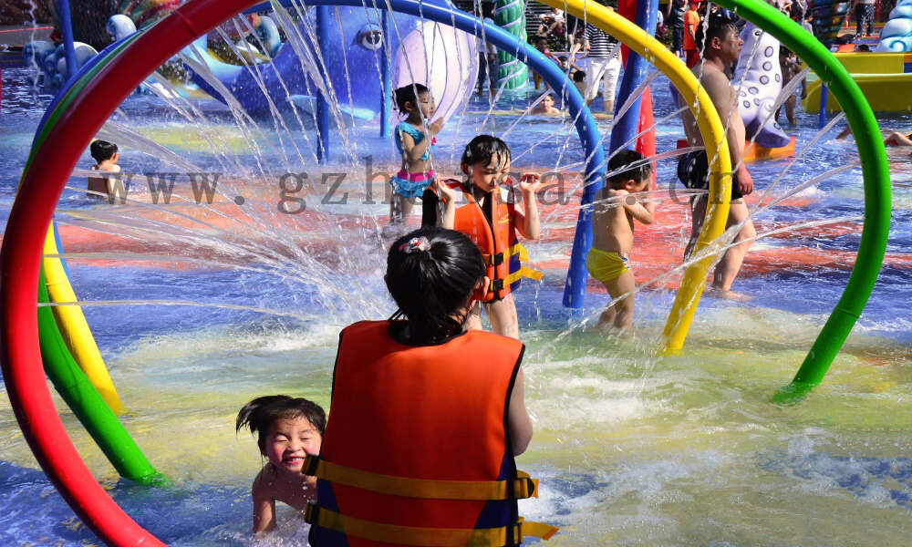 如何进行水上乐园设备的连接部位检查？