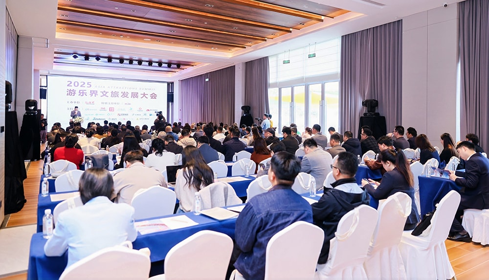 科技铸就非凡体验，专业成就行业标杆——jinnianhui今年会游乐荣膺2025金冠奖“杰出水滑道设备奖”